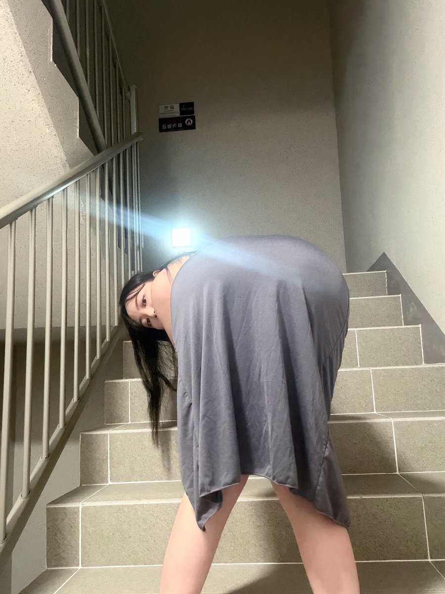 _1xxria's tweet photo. 비상계단에서 야르🩷
팬트리오면 원본 많음 ><
아맞다 나 오늘 화보 발매 했어
프로필 링크에 있지롱
#Fantrie #maxim #BCUT #계단 https://t.co/TVaGyQkTer