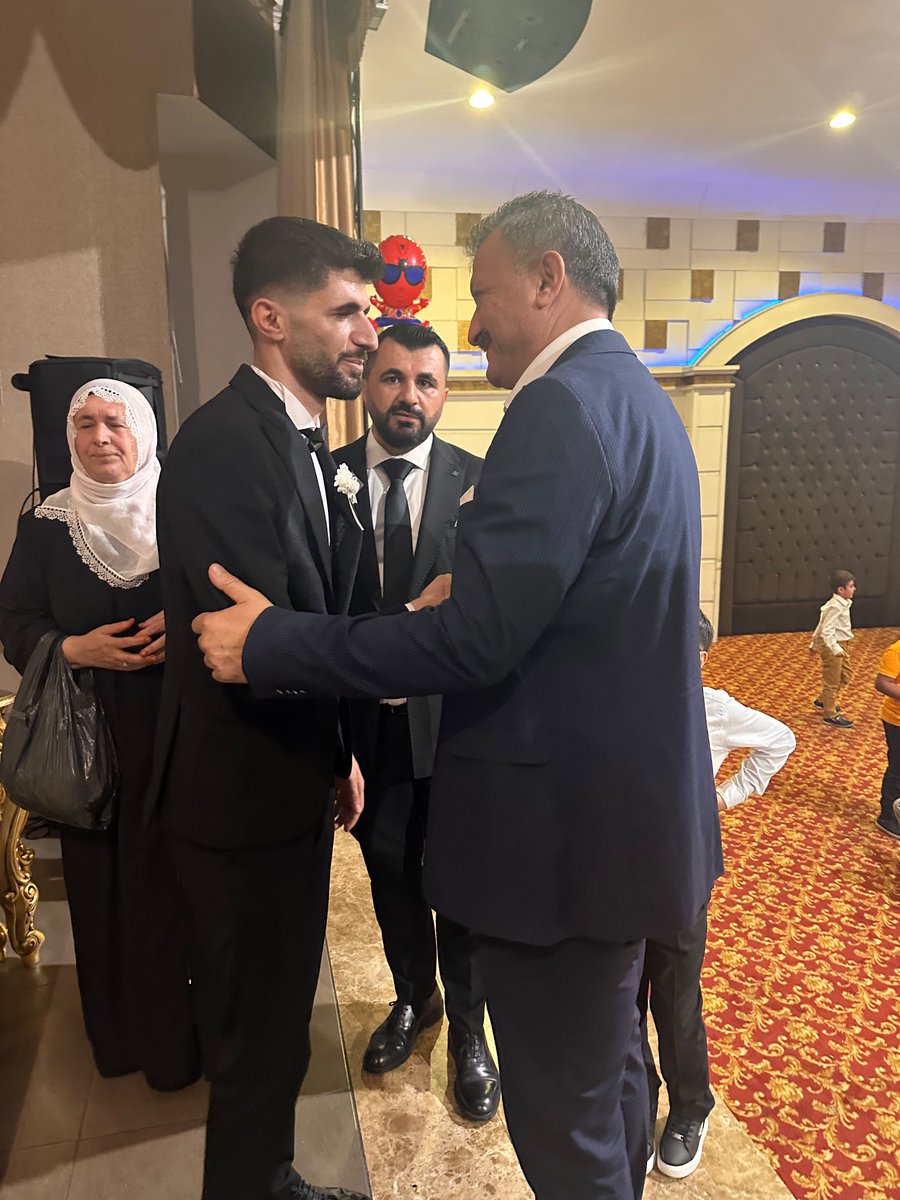 coskunali_01's tweet photo. Önceki dönem İlçe Yöneticimiz Salih Bülger’in kıymetli kardeşi Aladdin ile Güneş kızımızın düğün merasimine; İlçe Başkan Yardımcılarımız Fatih Ünsal, Huzeyfe Akkoç, Mehmet Kaya ve Mustafa Turan ile birlikte katılarak mutluluklarına ortak olduk.

Rabbim genç çiftimizin mutluluğunu, huzurunu ve muhabbetini daim eylesin. Bir ömür boyu sevgi ve saadet içinde yaşamalarını niyaz ediyorum.

Allah mesut ve bahtiyar eylesin.