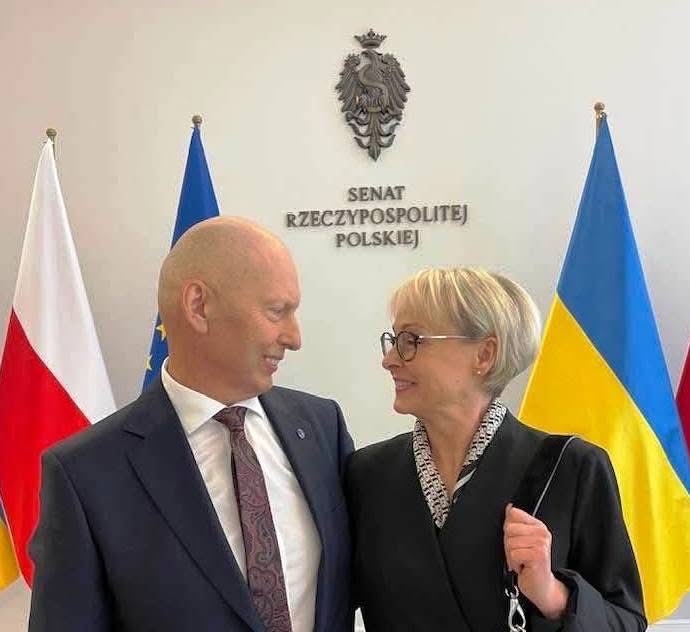 obserwujesobie's tweet photo. Zdzisława Różańska, wdowa po generale senatorze śp. Mirosławie Różańskim.

Sprawdzony patent wesołej wdówki Adamowicz. 
Pani Zdzisława ��podjęła decyzję” 🤡 i będzie startowała w wyborach uzupełniających na senatora, w imieniu K13G. 
Bo mandat senatora jest dziedziczony☝️ https://t.co/gpcJkMzcsw