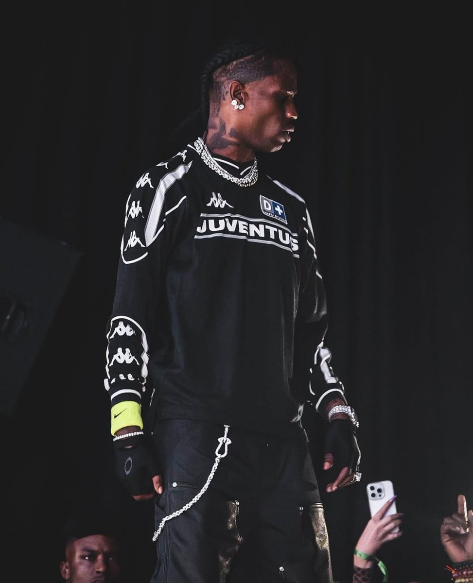 forumJuventus's tweet photo. Travis Scott 🤝 Juventus https://t.co/X0nX5xASs3