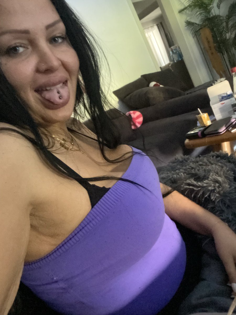 QueenSabrina001's tweet photo. You decide 😛😇😈👹 #sugarbaby #sugarbabe #babe #baby #daddy #sugardaddy #queen #herrin #göttin #findom #sub #sklave #slave #feet #paypig #loser #king #only #OF https://t.co/mzIs2kn9H6