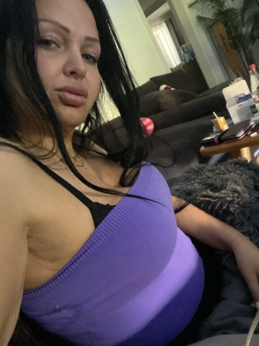 QueenSabrina001's tweet photo. You decide 😛😇😈👹 #sugarbaby #sugarbabe #babe #baby #daddy #sugardaddy #queen #herrin #göttin #findom #sub #sklave #slave #feet #paypig #loser #king #only #OF https://t.co/mzIs2kn9H6