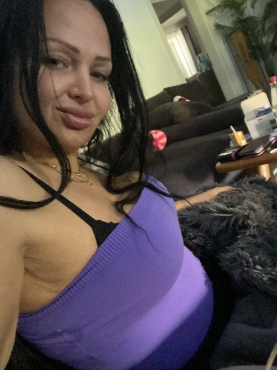 QueenSabrina001's tweet photo. You decide 😛😇😈👹 #sugarbaby #sugarbabe #babe #baby #daddy #sugardaddy #queen #herrin #göttin #findom #sub #sklave #slave #feet #paypig #loser #king #only #OF https://t.co/mzIs2kn9H6