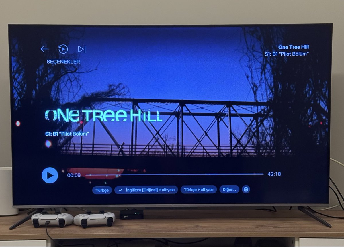 BeyzaUlupnar's tweet photo. 37 ekran tüplü televizyonda cnbc e çeksin diye arkaya çatal taktığım günlerden sonra netflixte seni izlemek 🥹
Diziyi izleyip şarkılarının mükemmelliğini fark edecekler için küçük bi hizmet https://t.co/sDlvieDB4k #oth #onetreehill https://t.co/ICukm17qLI