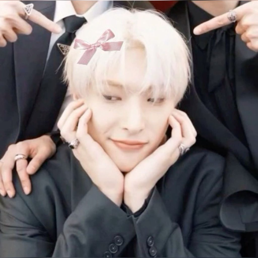 pinkgiholic's tweet photo. 'even when he eats, he’s cute 
even when he walks, he’s cute' https://t.co/kPAGdAcviZ