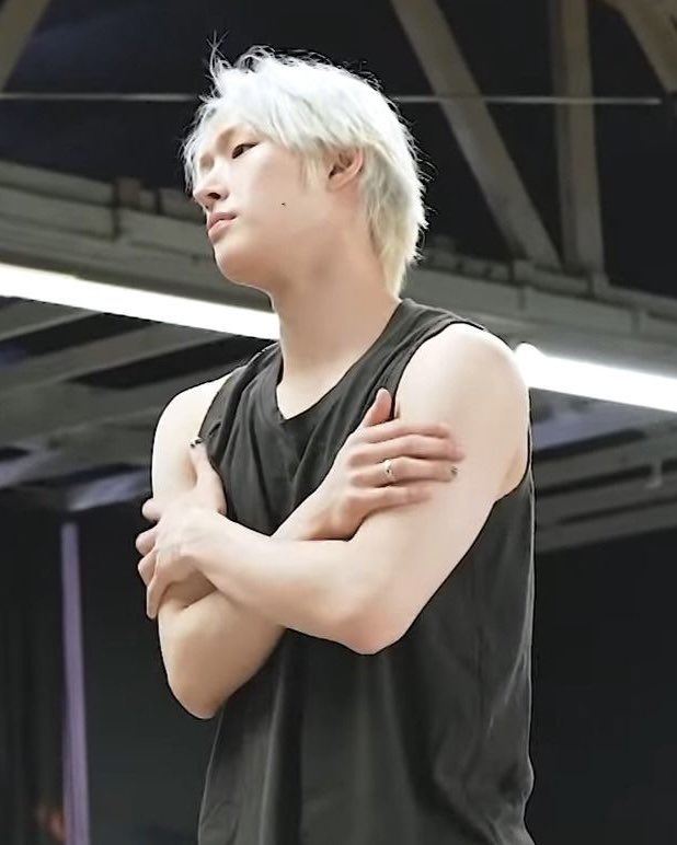 pinkgiholic's tweet photo. 'even when he eats, he’s cute 
even when he walks, he’s cute' https://t.co/kPAGdAcviZ
