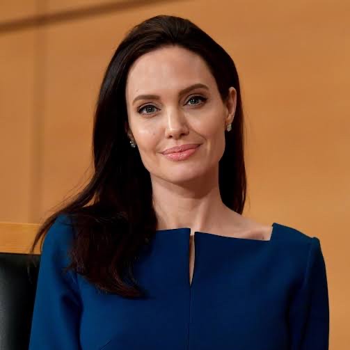 bosunatiklama's tweet photo. Angelina Jolie'nin Gazze paylaşımının tamamı:

▬ Şimdi Google Earth'i açabilir ve Gazze'ye ne yapıldığını görebilirsiniz.

▬ Mahalleler enkaza döndü. Evler, okullar, hastaneler ve altyapı zarar gördü veya yok edildi.

▬ BM analizine göre, 16 Haziran 2026 itibarıyla Gazze'nin yapılarının %82'si hasar görmüş. 

▬ Hasar görmüş yapıların yaklaşık üçte biri ise yok edilmiş durumda.

▬ Kış yaklaşırken yaklaşık 2 milyon insan temel ihtiyaçlarının karşılanmasına ihtiyaç duyuyor. 

▬ Yardım ve barınma malzemeleri hâlâ kısıtlamalar ve gecikmelerle karşı karşıya.

▬ Google Earth fiziksel yıkımı olağanüstü bir şekilde gösteriyor.

▬ İnsanlara barınma yardımı sunulmalı. 

▬ Hastaneler tıbbi malzemelere ihtiyaç duyuyor.

▬ İhtiyaçlar biliniyor. Şimdi önemli olan bu ihtiyaçların karşılanıp karşılanmadığı...