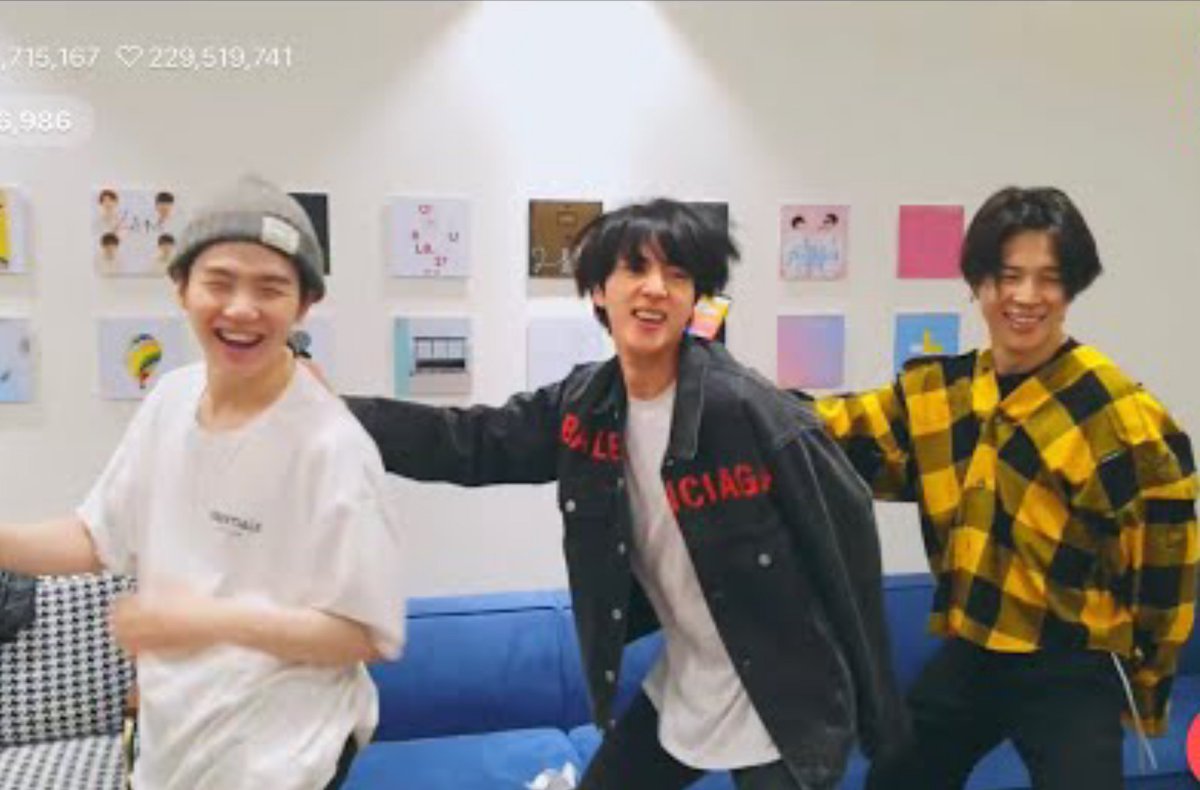 bearyVerries's tweet photo. YoonJinMin sat together 😭😭 Why no one talk about this??

#Jin #Suga #Jimin https://t.co/fpXhsMALiq