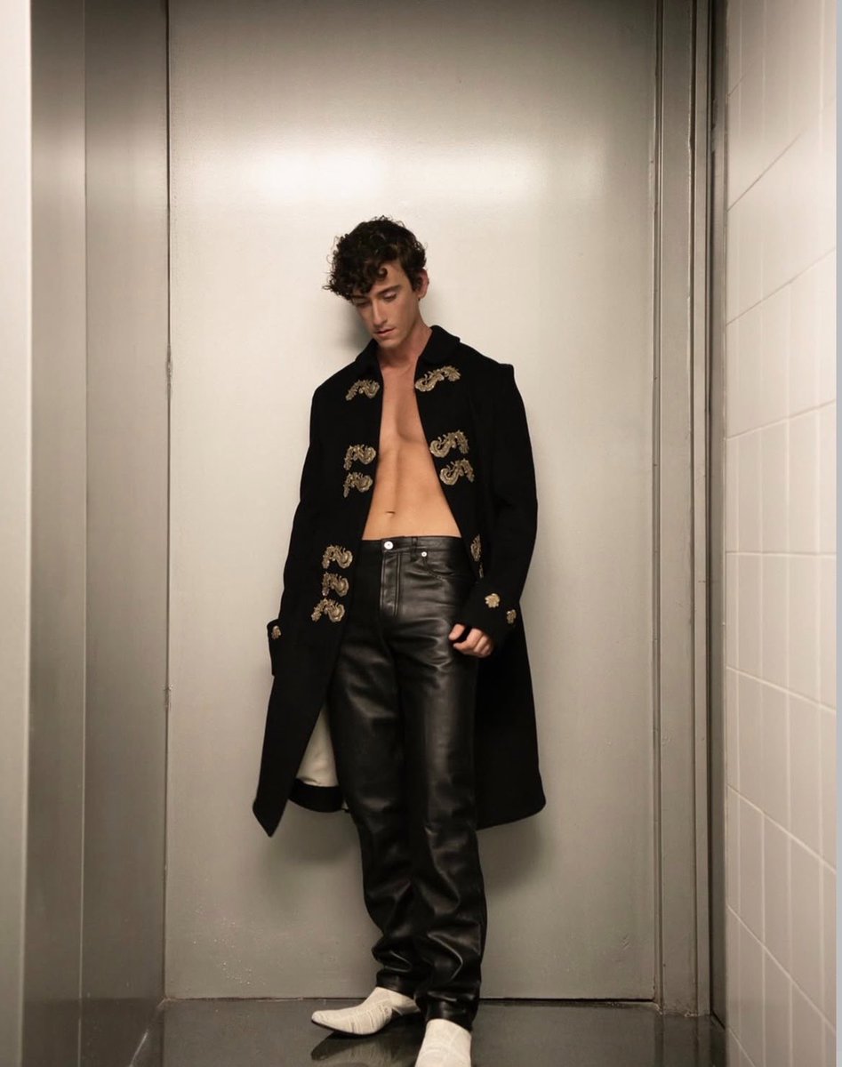 baila_fm's tweet photo. Guitarricadelafuente en el Movistar Arena de Madrid para GQ España https://t.co/pyKbM6Rzki