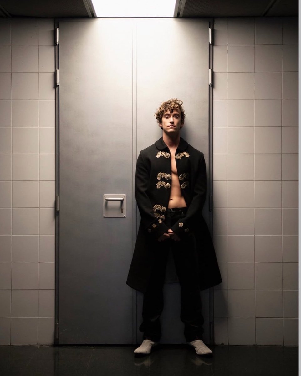 baila_fm's tweet photo. Guitarricadelafuente en el Movistar Arena de Madrid para GQ España https://t.co/pyKbM6Rzki