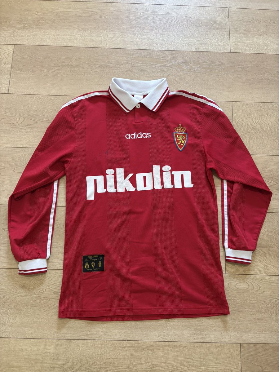 jsabinaRZ's tweet photo. @RealZaragoza Hola, zaragocistas.

Hace unos días, saliendo de farra, me encontré esta reliquia en el suelo. He hablado con los garitos de la zona por si alguien preguntaba por ella y nada.

Encontremos al dueño porque todos sabemos lo que dolería perder esta maravilla.

Difundid, por favor. https://t.co/fbMkgP6iQD