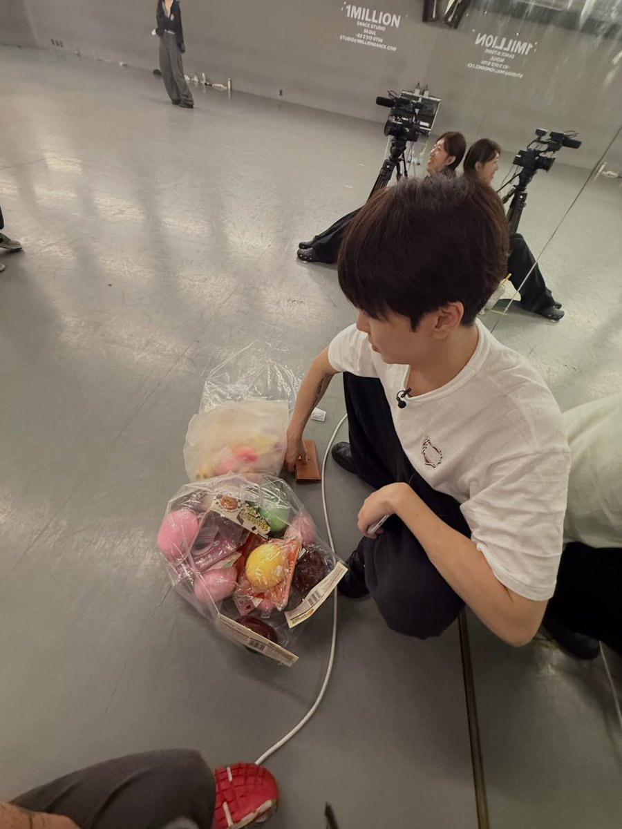 waeguurokae's tweet photo. 아근데 캐버지 말랑이,스퀴시 이딴 게쓰잘데기없느거 극혐할거같은데 오로지 애기들을즐겁게하기위해서 동묘완구거리털어온거 아직도웃김  벱주(트민남,팀놈놈놈중 가장젠지)가 예전에 리뷰영상올렷던데 벱주말듣고사러간걸까 😭 https://t.co/d1xMCq8E9G
