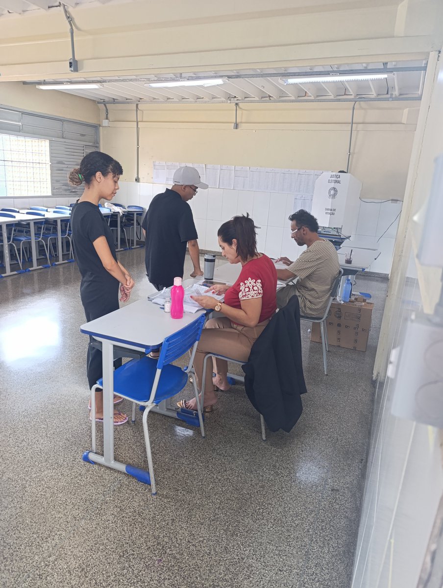 luisvvdf's tweet photo. Genteee. A mesária passou uns 10 minutos procurando meu nome na lista de votação e não achou, aí ela foi ver no final e tava como impedido de votar por motivo de "sem idade mínima", e perguntou como eu tinha tirado o título com 15 anos 

Mesmo assim, muito maneiro a experiência https://t.co/lHyV7up5Q5
