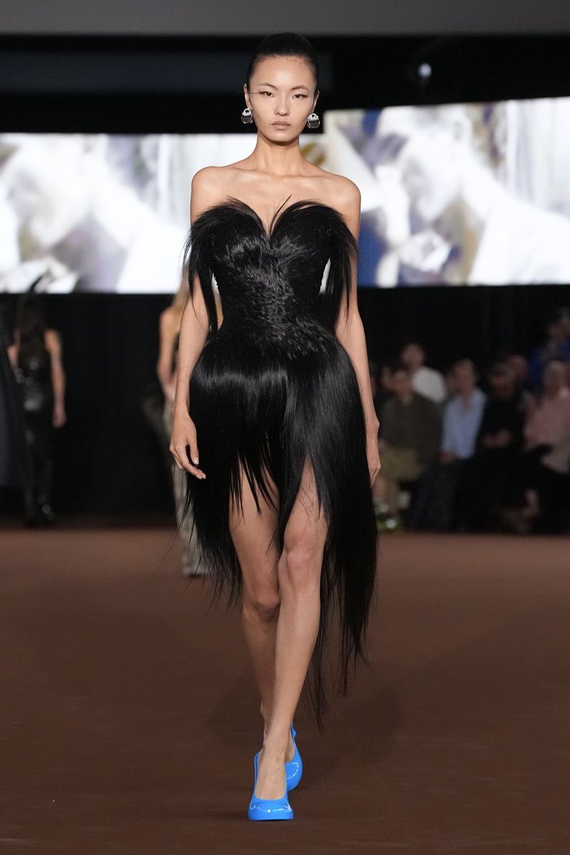 itgirlbackup's tweet photo. Mugler ss27 https://t.co/l35FhTL8Ov