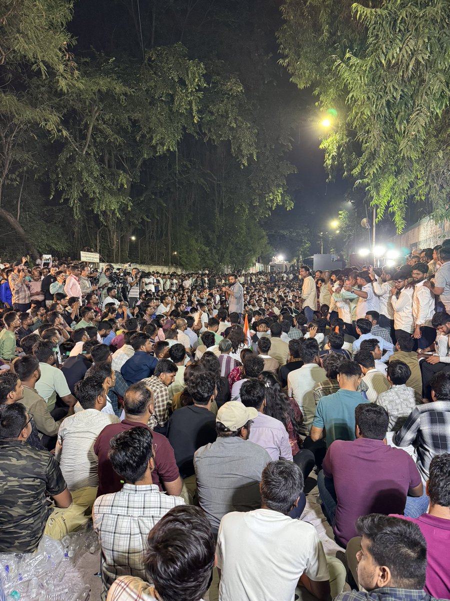 abhijeet_dipke's tweet photo. In solidarity with all MPSC aspirants and @RRPSpeaks, who is leading the agitation for their rights. 

More than 20 lakh MPSC aspirants have been affected by repeated paper leaks and are demanding the resignation of the MPSC Chairman. 

The govt must listen to these young people and address their demands. They are the future of Maharashtra. 

The Cockroach Janta Party stands firmly with all MPSC aspirants in their fight for justice and accountability.

@andharesushama