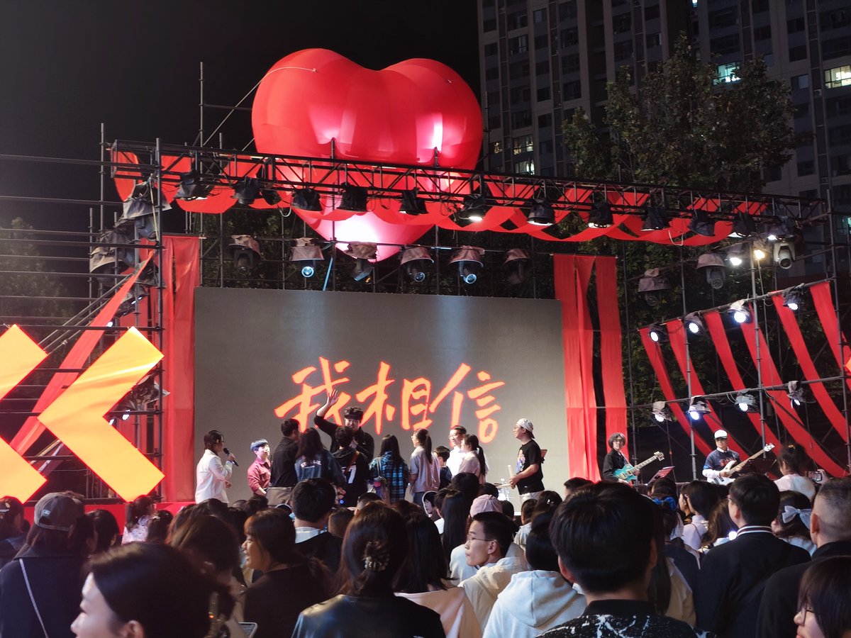 cinderduckling's tweet photo. 据说这个乐队有很多粉丝。还有从郑州过来的。专门听他们的演唱。还挺厉害。 https://t.co/ACyRLusiUH