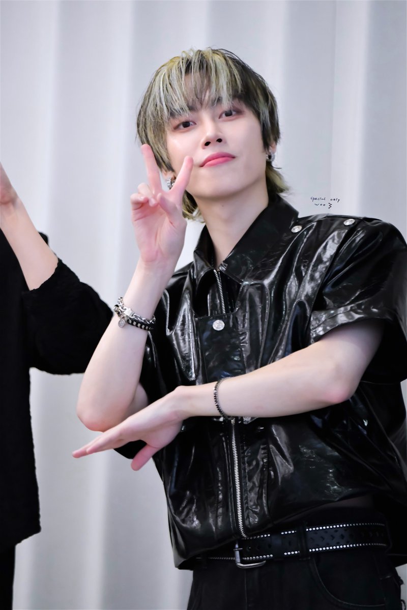 SpecialonlyWOO's tweet photo. 261004 Epilogue : 4U
포토타임
예쁘다 예뻥💖

#myst #마이스트 #우진 #WOOJIN #ウジン 
@MYst_4u_ https://t.co/KPLTqVvepq