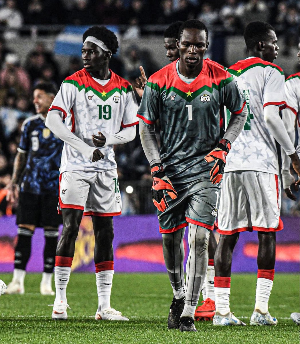 AtaqueFutbolero's tweet photo. ⛔️🇦🇷🇧🇫 La Federación de Fútbol de Burkina Faso denunció que AFA BUSCÓ AHORRAR LO MÁXIMO POSIBLE en el traslado de los jugadores rivales con VUELOS LOW COAST Y HOTELES EN MALAS CONDICIONES.

💰 Además, los ingresos de las entradas del público fueron EN SU TOTALIDAD para ARGENTINA por contrato.

⚠️ El primer vuelo de Burkina Faso era de 25 HORAS Y CON ESCALAS, pero fue CANCELADO, lo que hizo que los futbolistas de ‘primer nivel’ SE NEGARAN A VIAJAR. 

Finalmente, debió viajar el plantel Sub-23 ya que el partido no podía cancelarse, llegando a Buenos Aires TRES HORAS Y MEDIA ANTES DEL PITAZO INICIAL. ‼️

[@Romain_Molina - @footmercato]