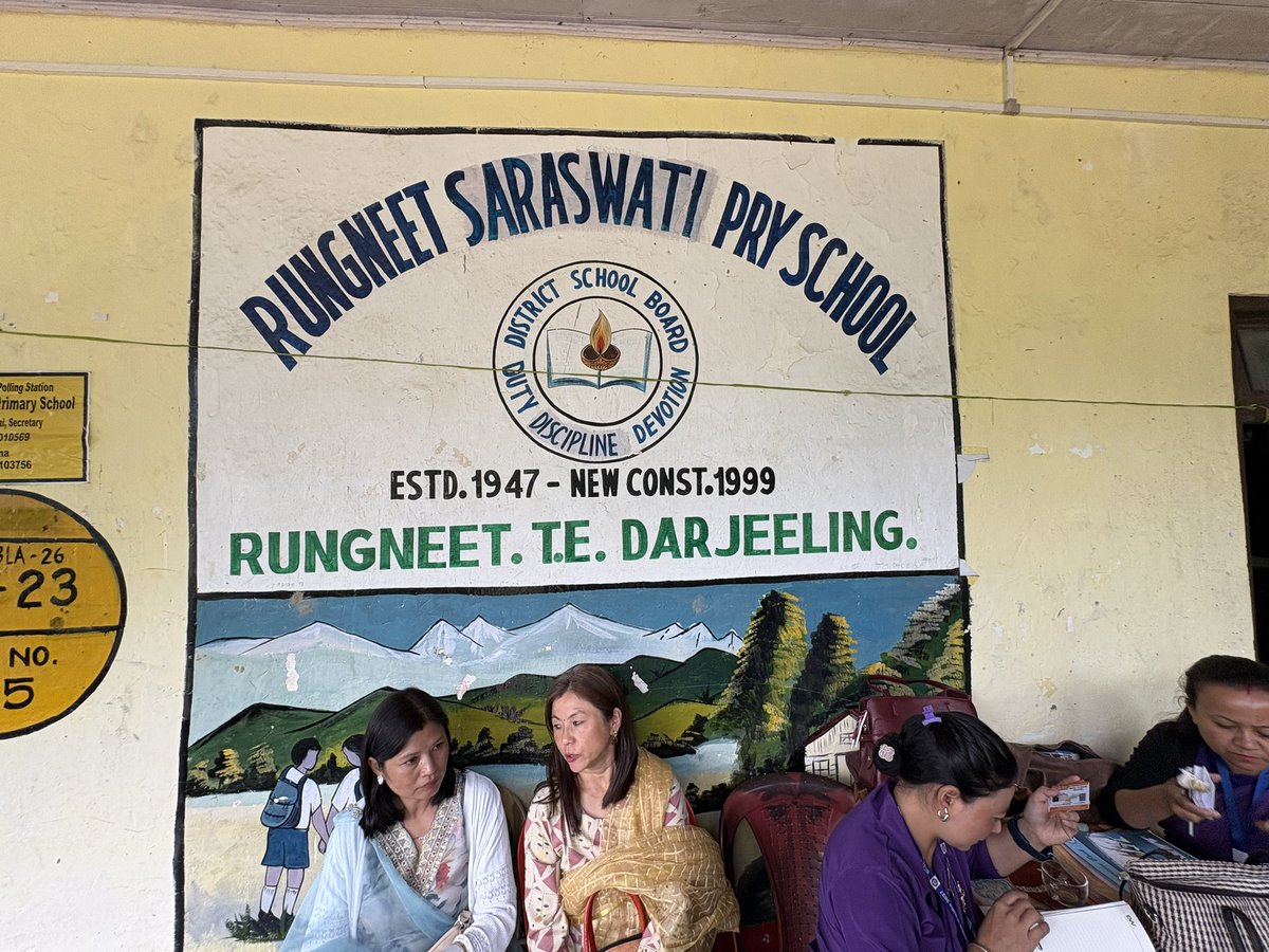 NayanimaBasu's tweet photo. Delighted to attend Seva Sankalp Abhiyan's 'Aangan Ka Milan' in Lebong Valley, Darjeeling today, where MP (Rajya Sabha) and former Foreign Secretary @harshvshringla felicitated Anganwadi and ASHA workers serving in this remote area. https://t.co/eXtvUAjnl9