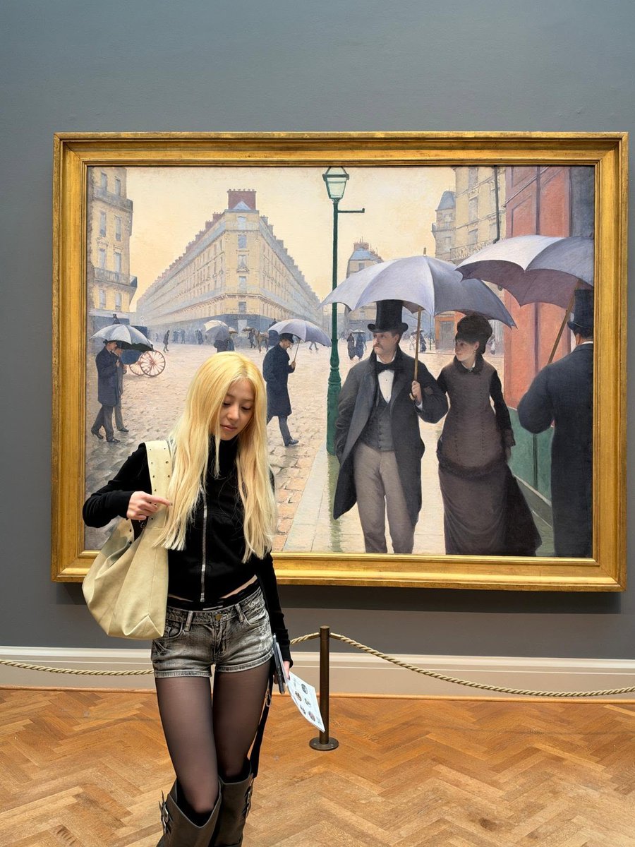 sunloverhuh's tweet photo. YUNJIN GOT TO VISIT THE ART INSTITUTE OF CHICAGO THIS TIME OMG https://t.co/ExlUHuztwC