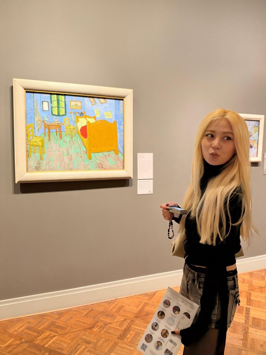 sunloverhuh's tweet photo. YUNJIN GOT TO VISIT THE ART INSTITUTE OF CHICAGO THIS TIME OMG https://t.co/ExlUHuztwC