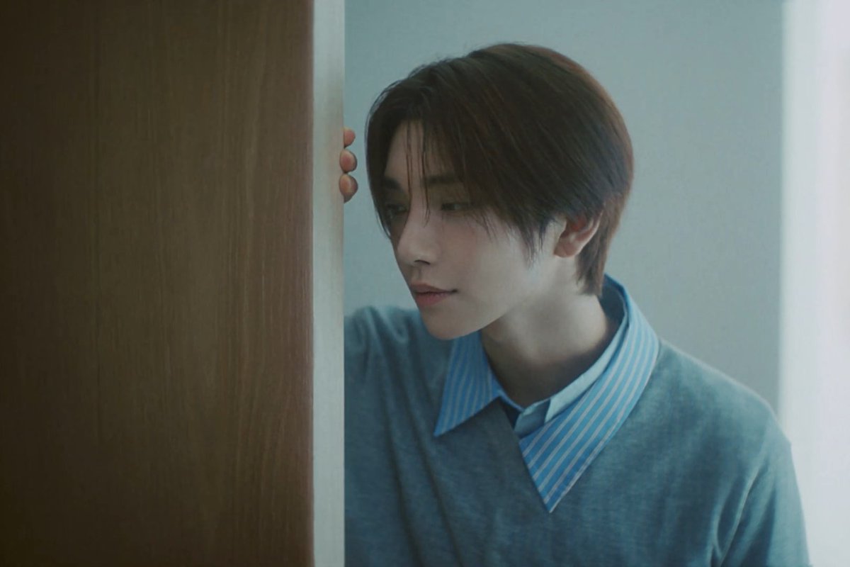 petiteshu's tweet photo. Jisoo leaned closer and pressed a tender kiss against Jeonghan's forehead. "You can't keep dreaming forever, my love. Please, wake up."

Oh, Jisoo. If only you knew how much Jeonghan despises the very thought of living in a world that no longer holds you. https://t.co/2CwOYvuwwm