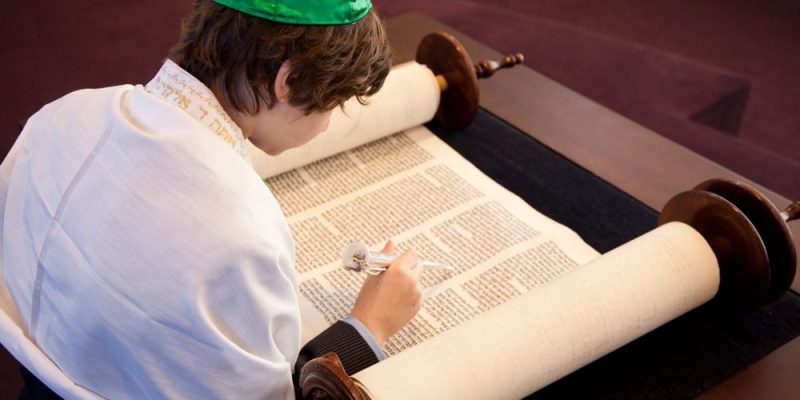 GoyFriendlyOk's tweet photo. Hoy es Simjat Torá, día del año en el que se termina de leer el 5to libro de la Torá, Deuteronomio, con la muerte de Moisés:

10. Y nunca más se levantó un profeta en Israel como Moisés, a quien el Eterno conoció cara a cara... https://t.co/j6dlrcTyXM