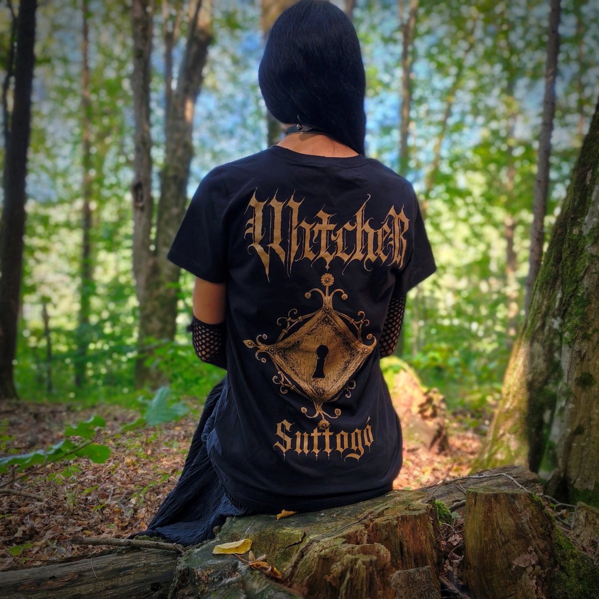 witcherband's tweet photo. Here is the official T-shirt for the WitcheR - Suttogó single! 🔥

It will be available in sizes M, L, XL and XXL, with a very limited number of women’s S and M sizes.

Release in early November - there will be no pre-orders this time!

#witcher #witcherband #blackmetal https://t.co/M20ChDiI50