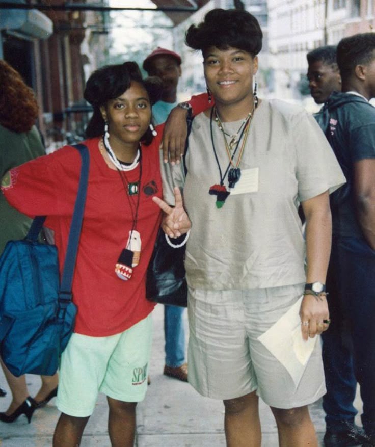 Jabz_CFC's tweet photo. vintage photograph of MC Lyte and Queen Latifah during their early careers in the late 1980s. https://t.co/k0K8cdvvHC