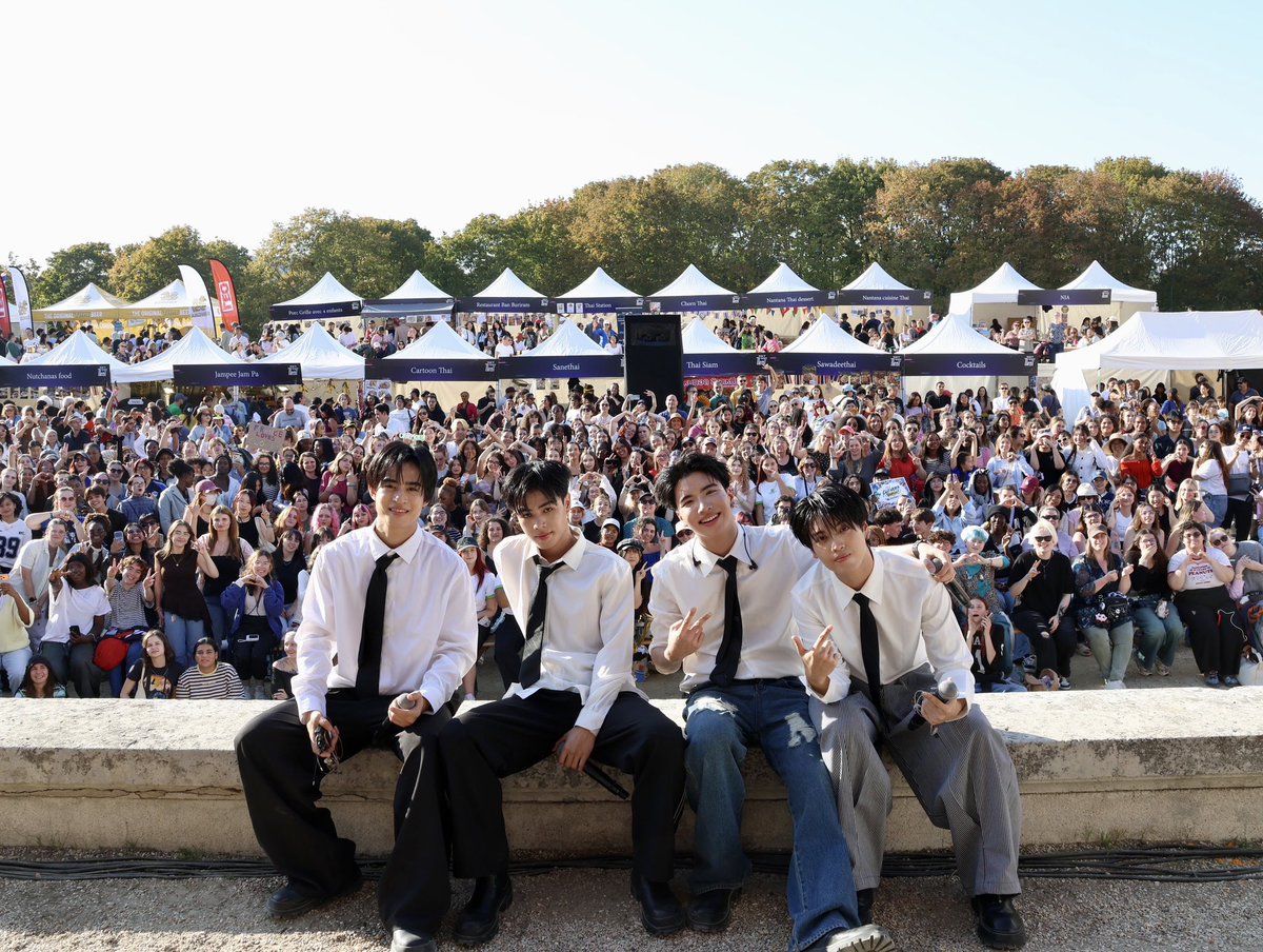 GMMTV's tweet photo. วง CLO‘VER ต้องขอขอบคุณสถานเอกอัครราชทูตไทย ณ กรุงปารีส ที่จัดงาน Tout à fait Thaï 2026 ให้พวกเราได้มาเจอกับแฟนๆชาวฝรั่งเศสและแฟนๆ ชาวไทยที่อยู่ในประเทศฝรั่งเศส วันนี้สนุกและอบอุ่นมาก เสียงกรี๊ดของแฟนๆ ทำให้เราได้พลังงานดีๆ กลับไป หวังว่าเราจะได้เจอกันอีกนะครับ 🫶🏻✨💖

CLO’VER tient à remercier l‘Ambassade royale de Thaïlande à Paris d’avoir organisé le festival Tout à fait Thaï 2026, qui nous a permis de rencontrer nos fans français et nos fans thaïlandais vivant en France.

Cette journée a été vraiment amusante et nous a réchauffé notre cœur.

Vos cris nous ont donné plein d‘énergie positive pour la suite.

On espère vous revoir bientôt ! 🫶🏻✨💖

#CLO_VERxtoutafaitThai2026 
#GMMTV