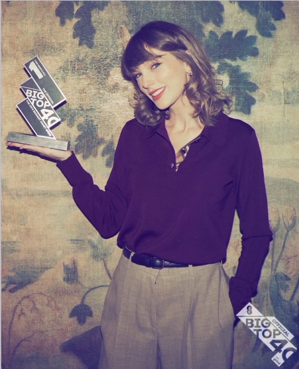 chartstswifty's tweet photo. Taylor Swift stuns with her Big Top 40 Award. https://t.co/fhWDoApRJ9