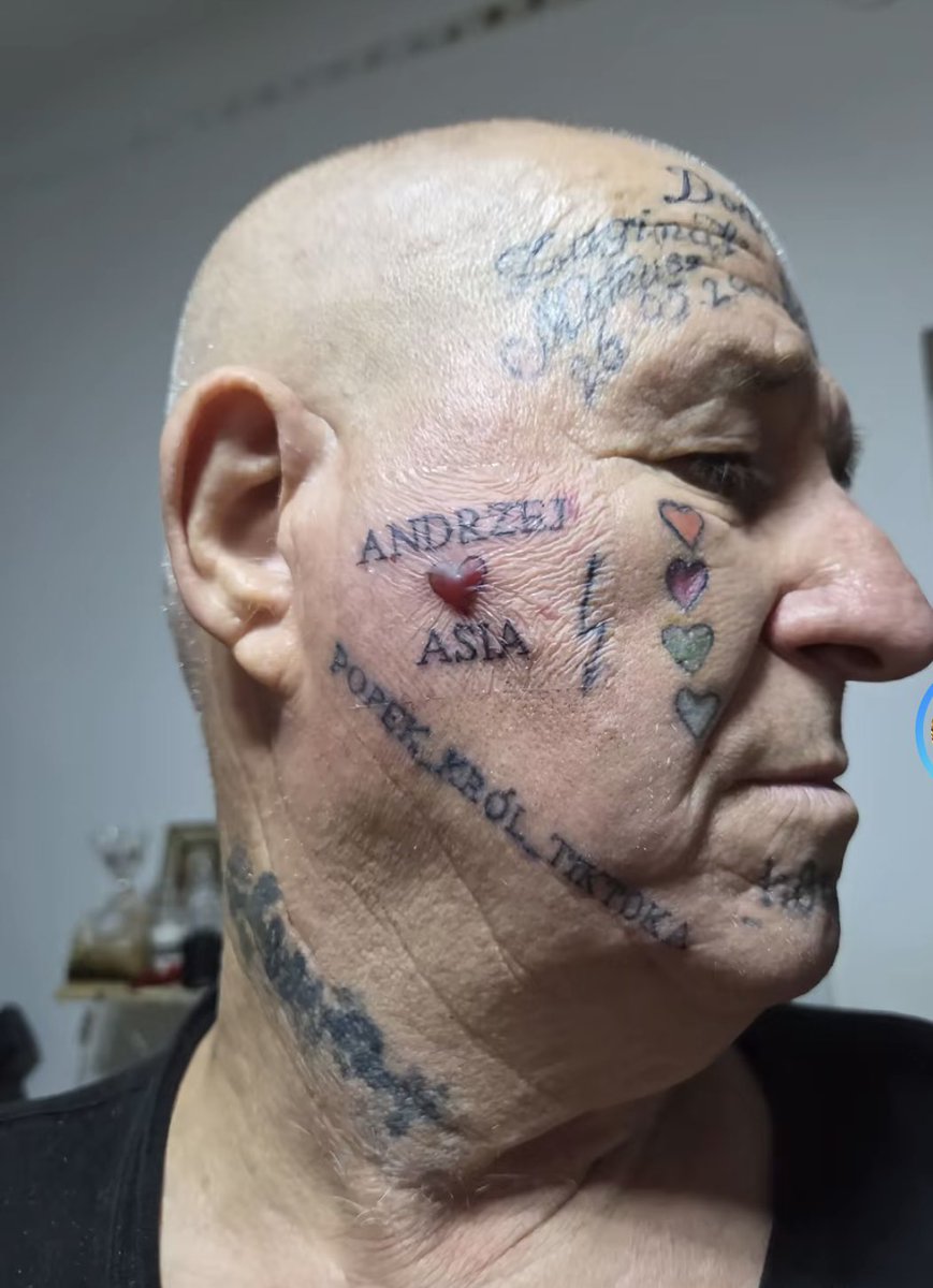 Vyrewolwerowany's tweet photo. 🚨 KOMUŚ DZIADKA POPIERDOLIŁO NA TIKTOKU 🚨

 chłop se wydziarał ; Popek król tiktoka, hotgirl, don mateo i Zamojski król tiktoka XDDDDDDD pojebie mnie.

zainteresujcie się swoimi dziadkami czy im czasem korba ni odpierdala na łeb dla kilku wyświetleń. https://t.co/ODm5qU92Ij