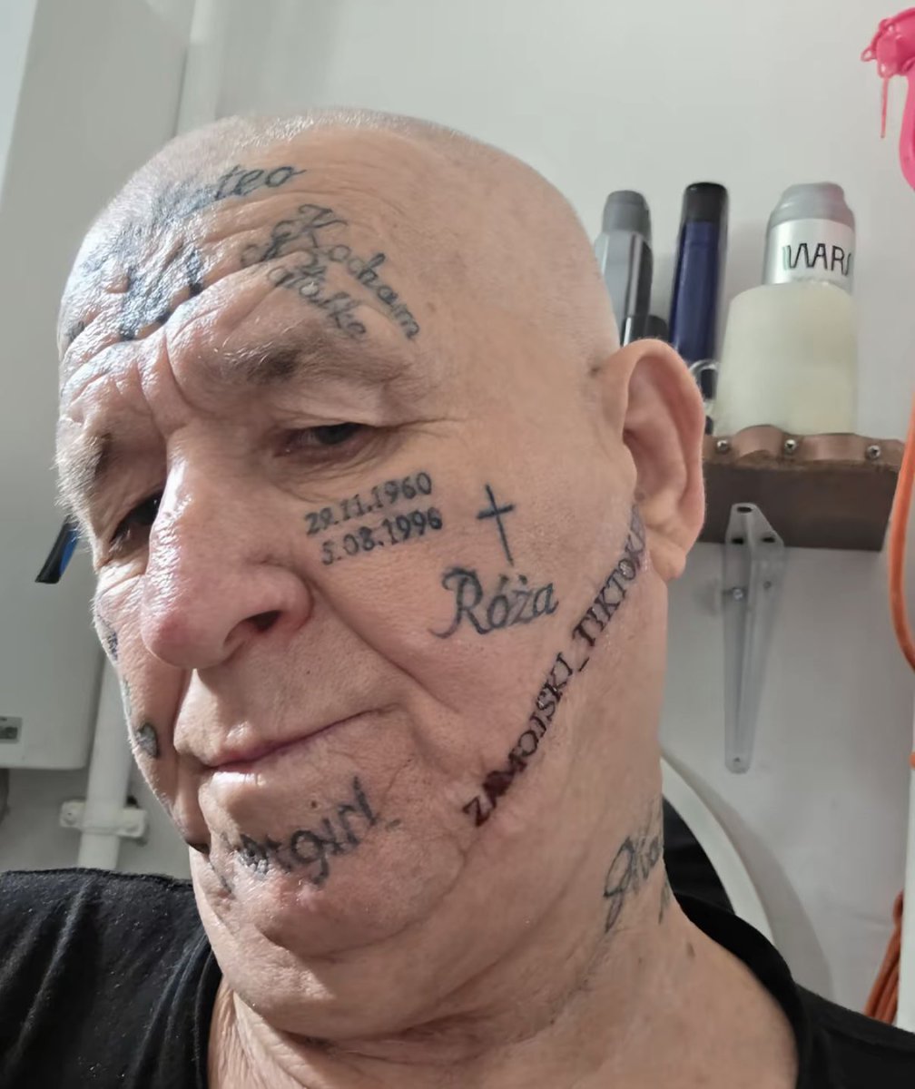 Vyrewolwerowany's tweet photo. 🚨 KOMUŚ DZIADKA POPIERDOLIŁO NA TIKTOKU 🚨

 chłop se wydziarał ; Popek król tiktoka, hotgirl, don mateo i Zamojski król tiktoka XDDDDDDD pojebie mnie.

zainteresujcie się swoimi dziadkami czy im czasem korba ni odpierdala na łeb dla kilku wyświetleń. https://t.co/ODm5qU92Ij