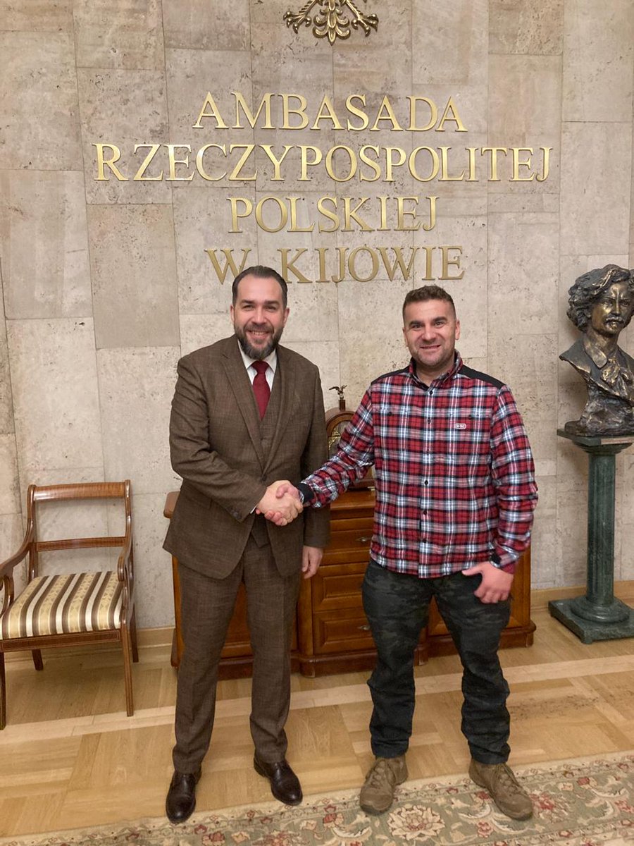 Exen's tweet photo. @P_Lukasiewicz 🤜🤛 https://t.co/bAVsD3yw2t