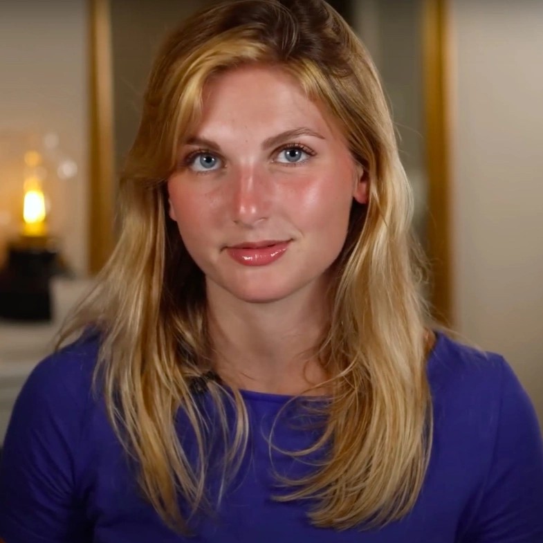 EwaZajaczkowska's tweet photo. Poznajcie niezwykle odważną @ThaisEscufon z Francji 🇫🇷

W 2021 roku padła ona ofiarą napaści seksualnej ze strony migranta z Tunezji, którego nie spotkała żadna kara. Miała wówczas 21 lat. Podczas telewizyjnej debaty o przemocy wobec kobiet, Thaïs powiedziała, że "głównym zagrożeniem dla kobiet są mężczyźni-imigranci – Afrykanie, czarni i Arabowie." W czerwcu 2026 roku francuski sąd skazał ją za te słowa na 1000 euro grzywny a prokurator domagał się nawet roku więzienia za "podżeganie do nienawiści rasowej". To jest chore.

Jej historia pokazuje czym stała się dzisiejsza Francja.

Dziś Thaïs jest głosem wielu tysięcy francuskich kobiet, które sprzeciwiają się masowej migracji niszczącej ich kraj. A oto jej wczorajszy apel po tym jak we Francji imigrancka młodzież i lewicowe środowiska wywołały w miastach zamieszki, paląc szkoły i ulice oraz atakując nauczycieli i funkcjonariuszy 👇

"Drodzy przyjaciele z Ameryki i Europy,
Bardzo mi wstyd, ale musicie zobaczyć, czym stała się Francja.
Nie popełnijcie tych samych błędów, co my.
Jedynym pokojowym rozwiązaniem jest odesłanie ich z powrotem do krajów pochodzenia, które tak bardzo kochają.
Nie możemy ze sobą współistnieć. Albo oni, albo my."

Nigdy nie możemy doprowadzić do takiej sytuacji w Polsce! Musimy uczyć się na błędach innych i być mądrzy przed szkodą. Tu chodzi o bezpieczeństwo nasze i naszych rodzin.
Dlatego musimy skończyć z polityką ściągania tu setek tysięcy imigrantów! Zero imigracji z państw muzułmańskich i krajów trzeciego świata, zakaz wjazdu dla przybyszów, którzy popełnili wcześniej choćby jedno przestępstwo i bezwzględna deportacja dla każdego, kto złamie nasze prawo. Tu jest Polska, tu ma być bezpiecznie jak nigdzie indziej w Europie! 🇵🇱