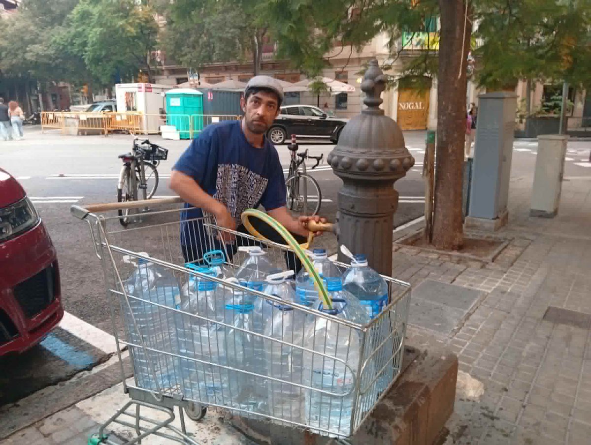joan200011's tweet photo. Faig foto: "Tu no puedes hacer foto (accent de ves a saber)"  resposta "A prendre pel cul"  i publicat. Això és el que hi ha a Barcelona, @jaumecollboni  !!!

Foto: JCSB https://t.co/E6WPR7r2iN