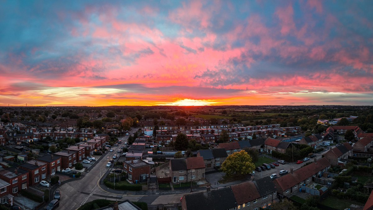 sheppellcoite's tweet photo. Caught the golden hour right as the sun hit the horizon, and the sky instantly lit up in shades of magenta, orange, and electric blue. Photos never quite do these vivid colors full justice, but this view came pretty close!
#SunsetOfTheDay #DroneView #SkylineGlow #FierySky #Hull https://t.co/lOEONJqkds