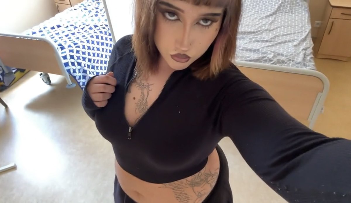 valium1312mg's tweet photo. cmt tu veux fr la baddie ac un décor pareil https://t.co/ao29TXoI6C