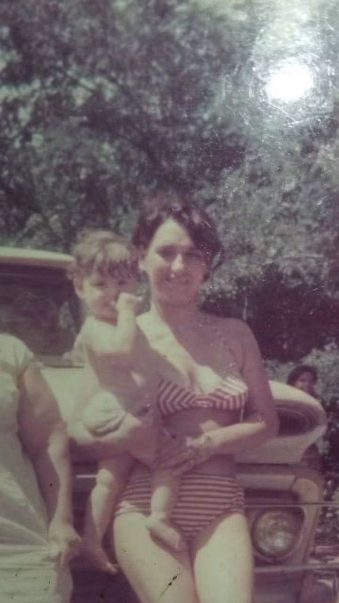 robertotaboada5's tweet photo. #TemperleyTieneMemoria #olvidaresimposible 

MARÍA  LOURDES CALLEJA MARTÍNEZ.  Tenía 25 años cuando las fuerzas represivas la secuestraron de su casa de la calle San Joaquín y las vías en Turdera, durante la madrugada  del día 1 de mayo de 1976. Su hija de un año y seis meses quedó en la casa de una vecina.
María Lourdes había nacido el 11 de febrero de 1951 en Almirante Brown y vivía en Turdera junto a su hija. Cursó la primaria en la Escuela N° 5. trabajaba en una textil de Crucecita, Avellaneda.
 PRESENTE AHORA Y SIEMPRE!!!María Lourdes militaba en la J.P. de Almirante Brown. Si conociste a María Lourdes Calleja y querés compartir tus memorias o cualquier información sobre ella, escribinos por privado, por favor
#viralizar