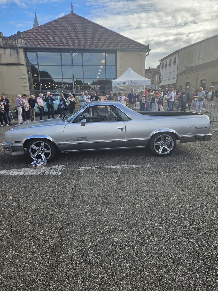 yohanberat10384's tweet photo. Coup de cœur pour les deux grands gagnants du Mirande Vintage ce 4 octobre ! 🚗🏍️
Entre la puissance de cette Chevrolet El Camino SS et le style rétro de la Honda CX#Mirande
#Astarac #Gers #Vintage https://t.co/Mr1JSj4G95
