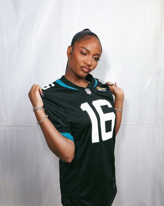 ayrastarrdailyy's tweet photo. Exactly a week today, Ayra Starr will headline the halftime show at the NFL London game at Tottenham Stadium .🏟️

—Making history as the FIRST Afrobeats artist to headline an international NFL halftime show.⭐️ https://t.co/wvPdzLxzQa