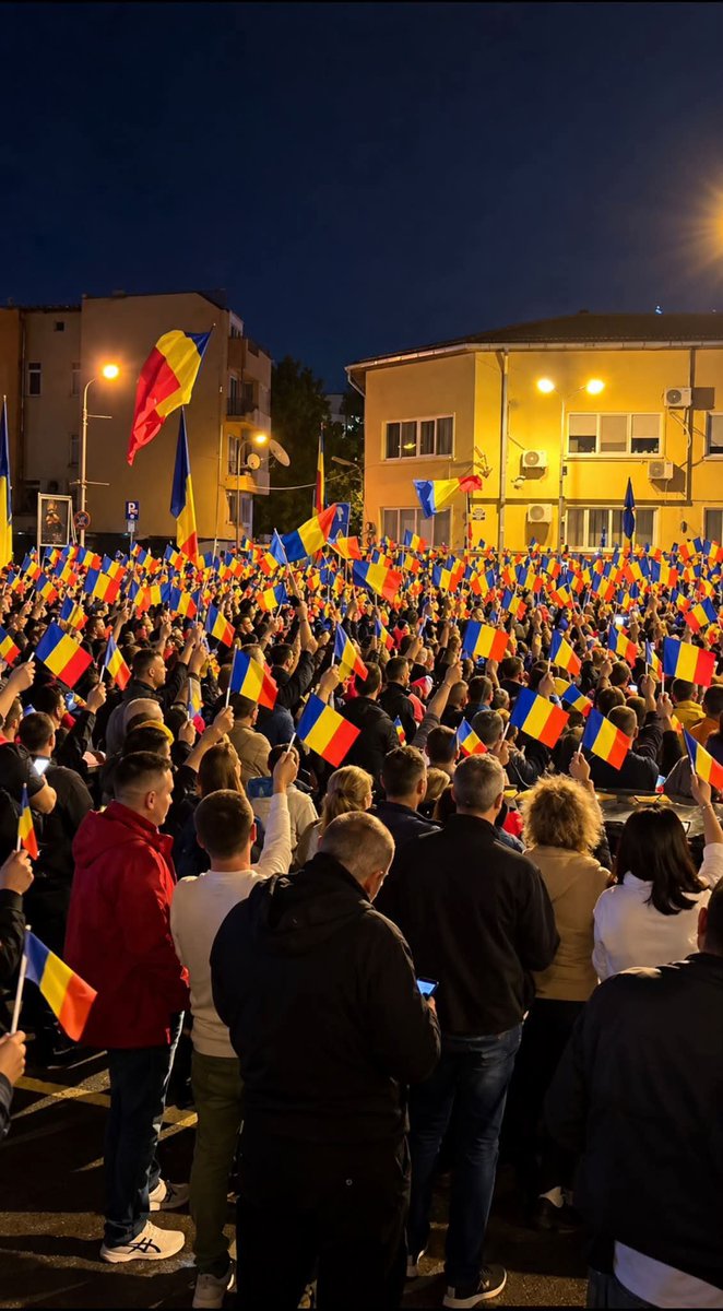 LuluLupea1's tweet photo. Dacă televiziunile cenzurează ce se întâmplă la arestul central București haideți să arătăm noi lumii întregi cum stă treaba 🙏🏼 distribuiți masiv 🙏🏼 solidari cu domnul Călin Georgescu https://t.co/5U2xylZEY3
