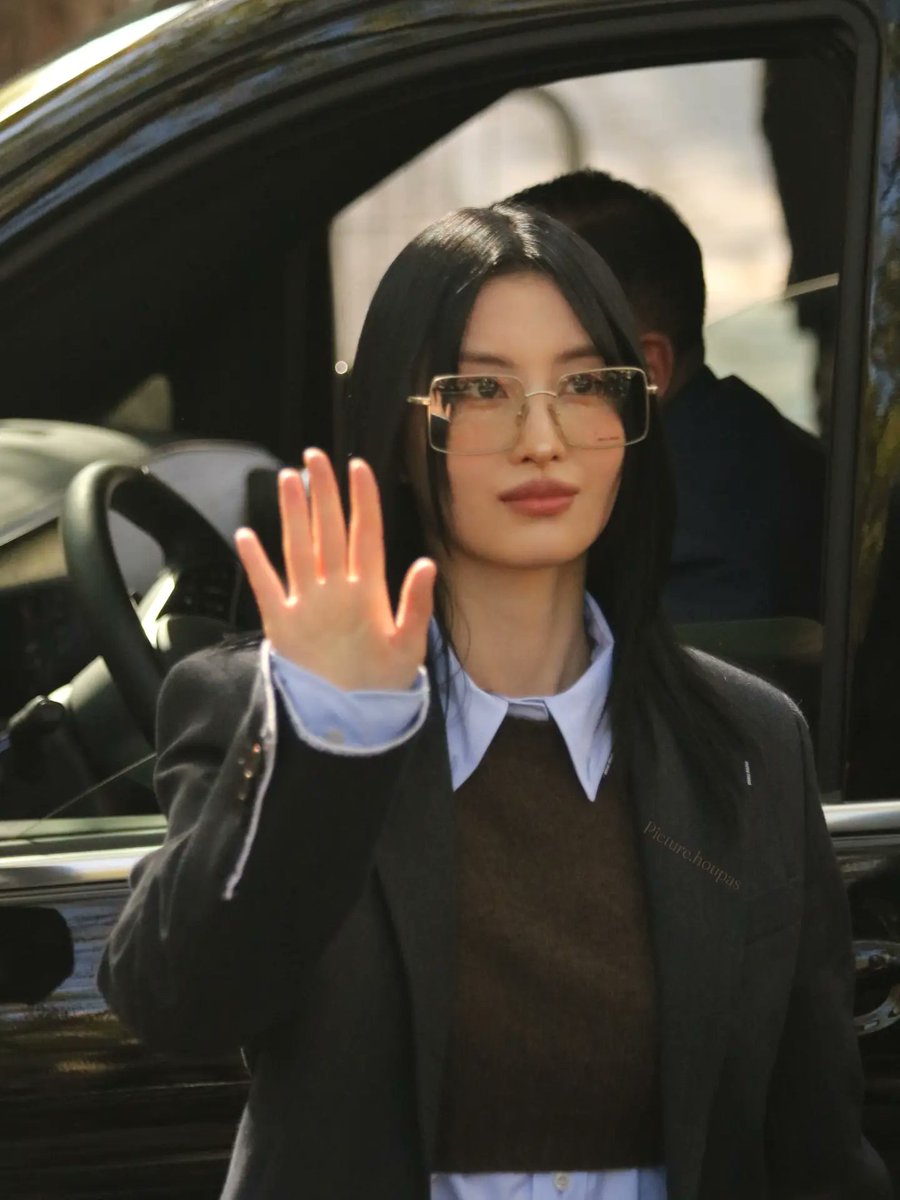 MbarouSambe's tweet photo. #MOMO #모모 #MIUMIUxMOMO #TWICE #MiuMiuSS27 https://t.co/aswD749FuI