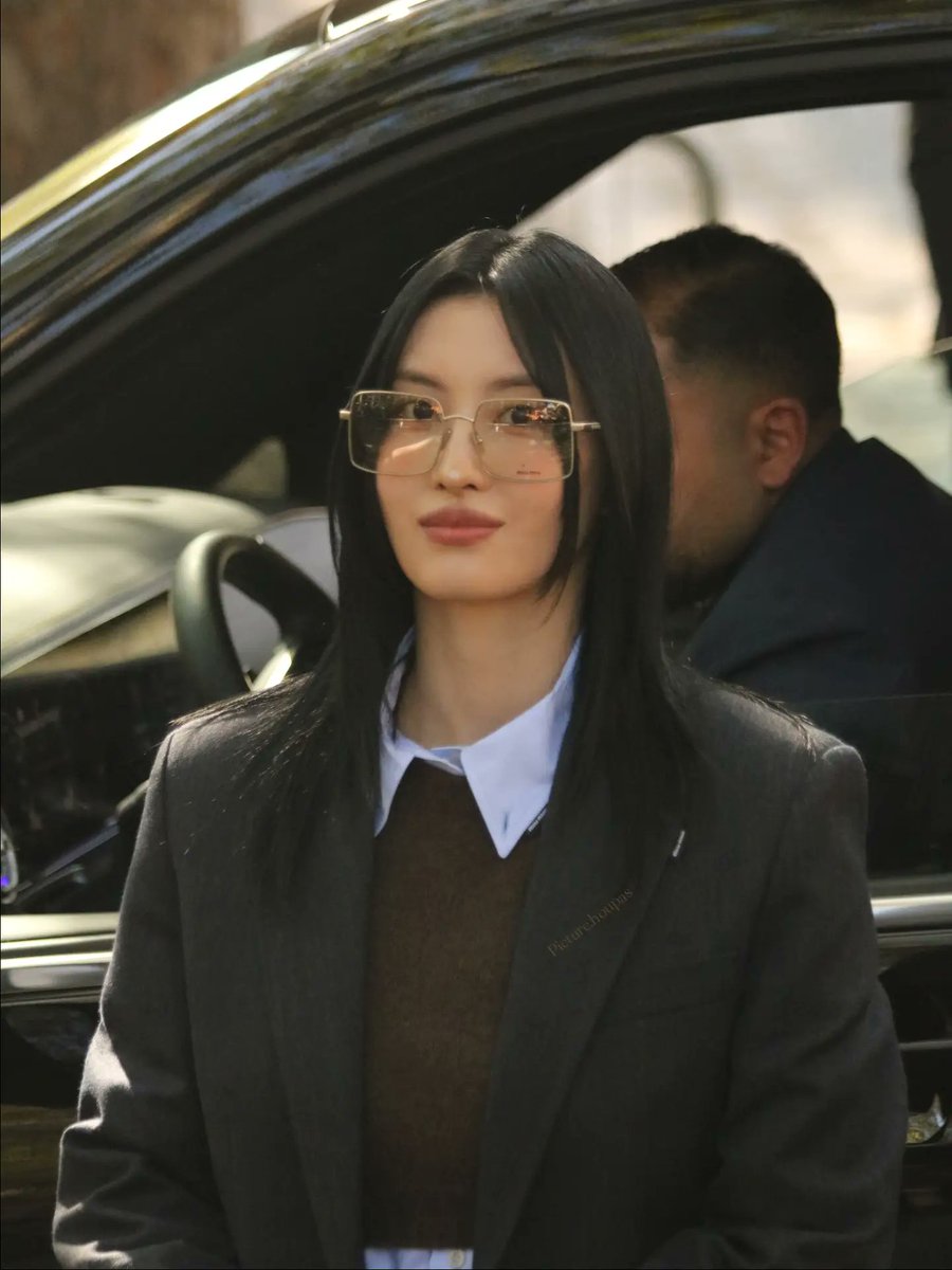 MbarouSambe's tweet photo. #MOMO #모모 #MIUMIUxMOMO #TWICE #MiuMiuSS27 https://t.co/aswD749FuI