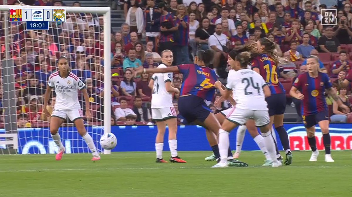 ArchivoVAR's tweet photo. 🖥️💥 El inexplicable error de Planes Terol en el Barcelona - Real Madrid de la Liga F.

👉🏻 Arianna agarra a Sydney por la camiseta de forma continuada dentro del área.

❌ 𝗣𝗘𝗡𝗔𝗟𝗧𝗜 𝗖𝗟𝗔𝗥𝗢.

▪️ La colegiada acudió al monitor y, para sorpresa de todos, no señaló nada. https://t.co/x39qF9l3mL
