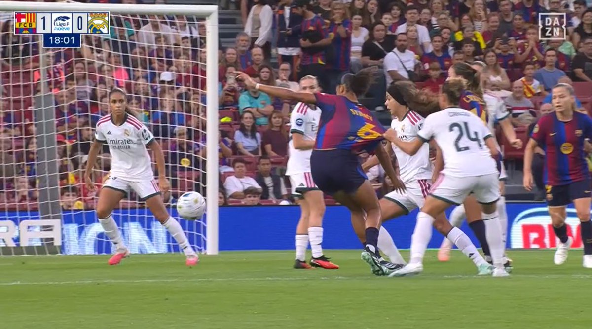 ArchivoVAR's tweet photo. 🖥️💥 El inexplicable error de Planes Terol en el Barcelona - Real Madrid de la Liga F.

👉🏻 Arianna agarra a Sydney por la camiseta de forma continuada dentro del área.

❌ 𝗣𝗘𝗡𝗔𝗟𝗧𝗜 𝗖𝗟𝗔𝗥𝗢.

▪️ La colegiada acudió al monitor y, para sorpresa de todos, no señaló nada. https://t.co/x39qF9l3mL