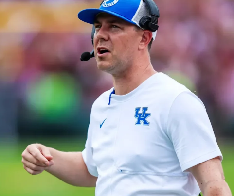Aaron_Torres's tweet photo. I try not to get worked up about the AP Poll, because it's mostly meaningless.

But Kentucky falling out of the AP Top 25, after an SEC road win (in a game that might have cost a coach his job) is one of the DUMBEST things I can ever remember 🤦‍♂️🤦‍♂️ https://t.co/7GHpqLw5E5