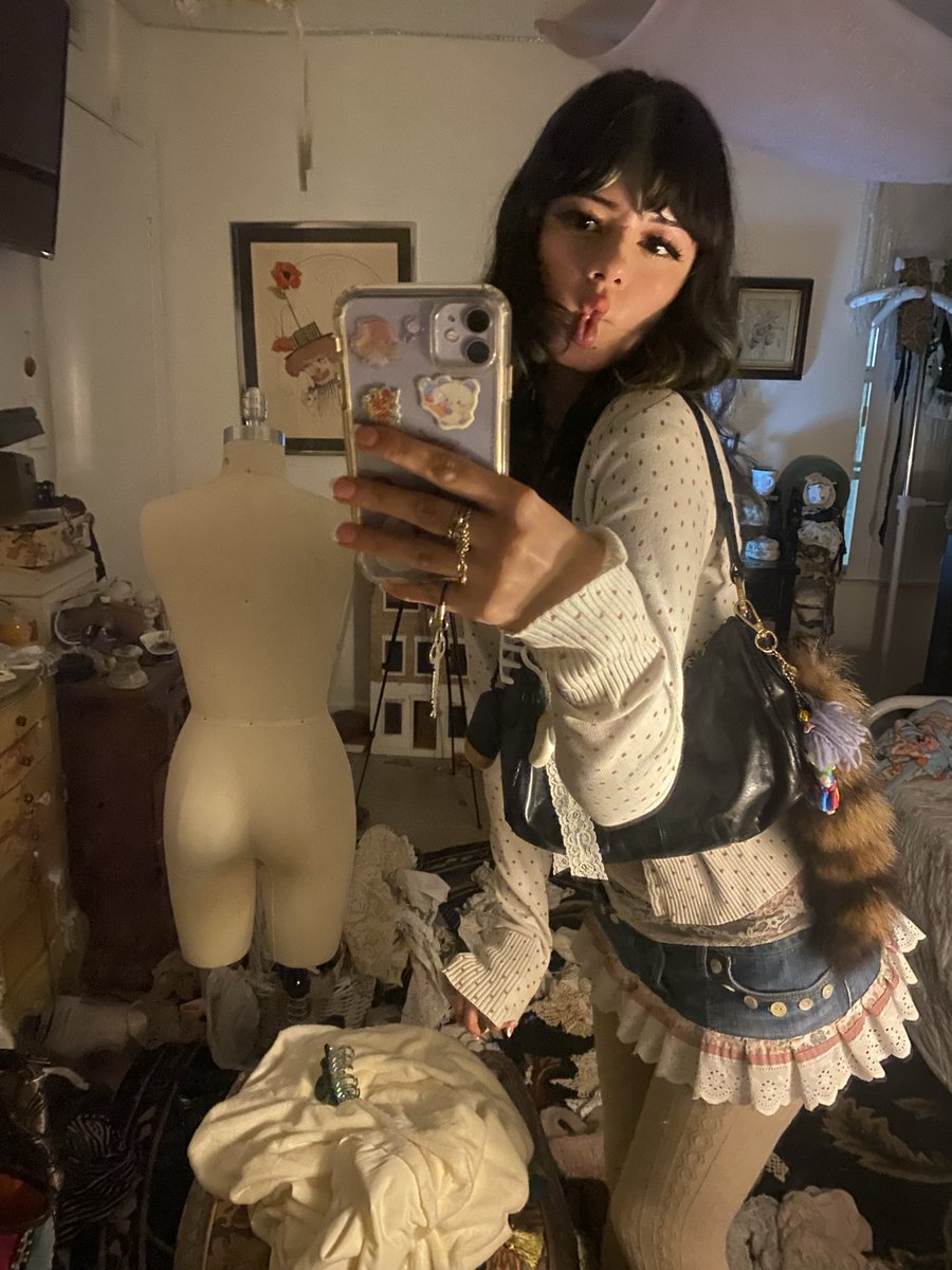 teakittennn's tweet photo. Meow fish kisses🫧 https://t.co/YSNEjp8umE