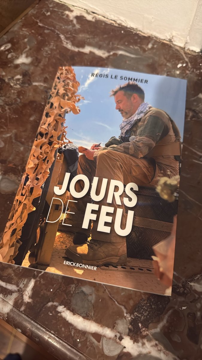 Mathieu_frexit's tweet photo. Monsieur Le Sommier,

Je tenais simplement à vous remercier pour Jours de feu. Un véritable chef-d’œuvre, à la fois puissant, profondément humain et d’une grande justesse.

Votre regard de journaliste de terrain, votre courage et votre capacité à nous faire comprendre la réalité de ceux qui vivent la guerre au plus près donnent à ce livre une force particulière. On ne se contente pas de lire un récit : on entre véritablement dans ces terres hostiles, avec leurs hommes, leurs souffrances et leurs tragédies.

Merci pour ce travail, pour votre engagement et surtout pour cette parole libre, indispensable à une époque où tant de choses sont racontées depuis des bureaux, loin du réel.

Un grand respect pour votre travail et un immense merci pour ce livre.

@LeSommierRgis