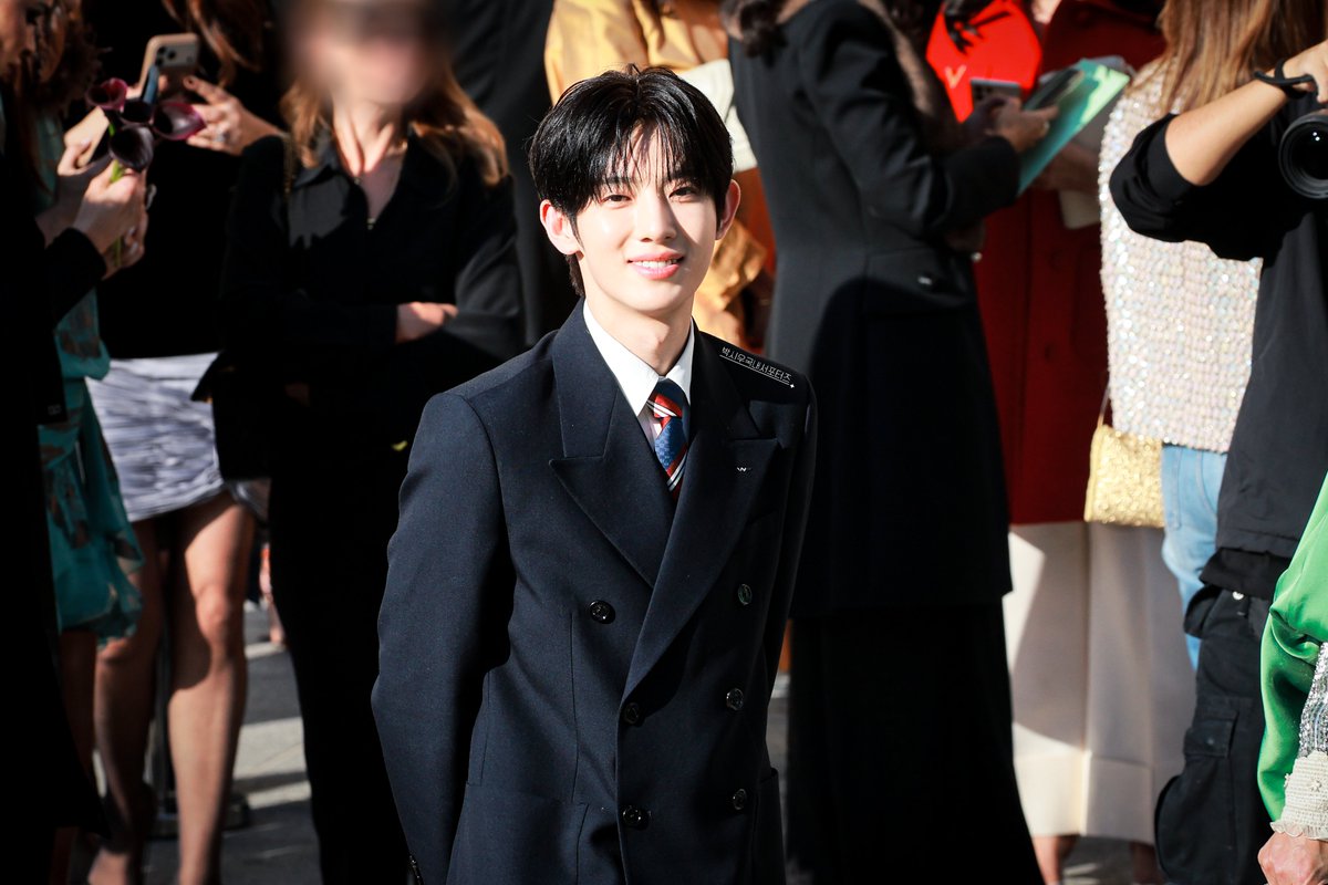 siwoo_krfn's tweet photo. 파리로 외교 온 우리 집 프린스 𝓟𝓐𝓡𝓚

PARK SIWOO AT VALENTINO PFWSS27
#PARKSIWOOxVALENTINO
#VALENTINOPFWSS27
#PARKSIWOO https://t.co/g1d9aqeEOj